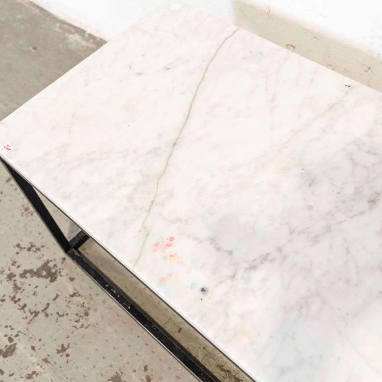 Mesa de living con tapa de mármol y base de caño metálico - imagen 3