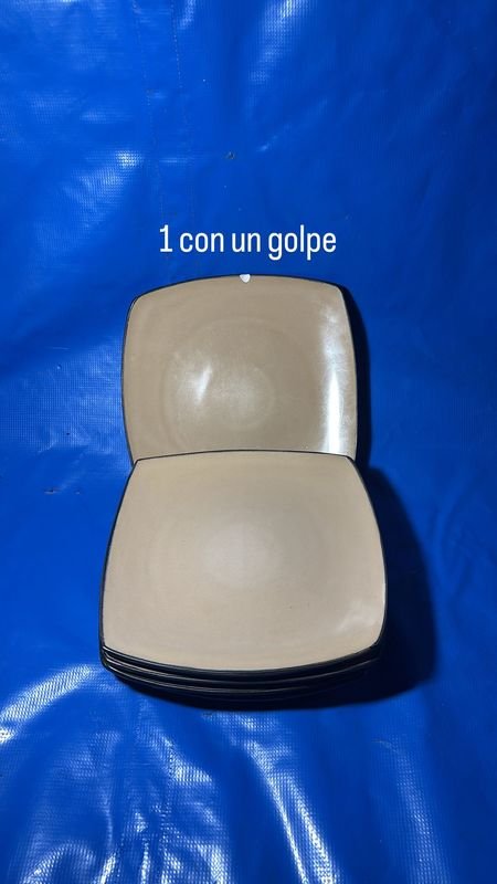 Platos de porcelana blanca en estantería azul - imagen 4