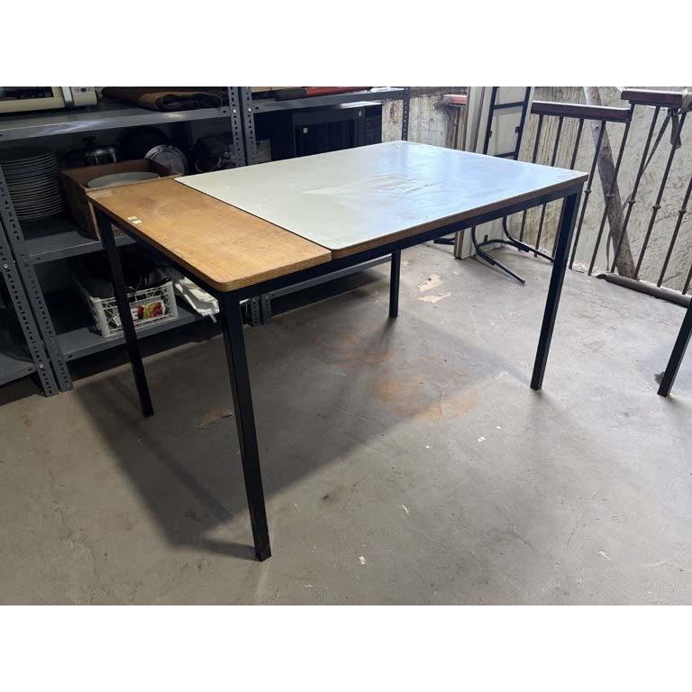Lote siguiente: Mesa tapa de compensado base de hierro - Medidas: 120 x 79 x 76cm