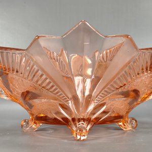Centro de Mesa Vintage de Vidrio Rosa con Asas y Relieves Mitológicos - imagen 5