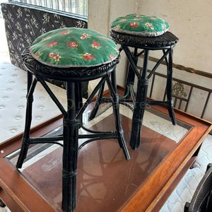 Lote siguiente: Juego de 2 Banquetas Altas con Tapizado Floral