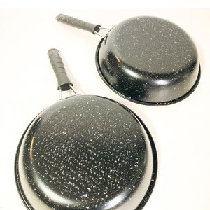 Set de Dos Sartenes Esmaltados Negros con Puntos Blancos - imagen 4