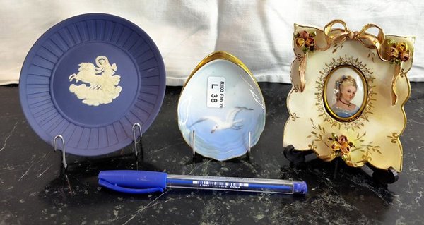 Pequeño platito ovalado en porcelana danesa, otro inglés Wedgewood y portarretratos francés con miniatura Limoges pintada a mano - imagen 1
