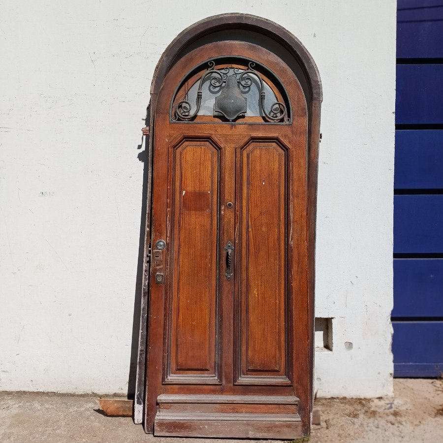 Puerta arqueada de cedro con marco y herrajes en hierro forjado - imagen 2