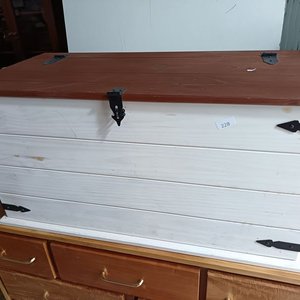Baúl de Madera Blanco y Marrón con Herrajes Negros - imagen 1