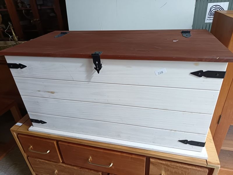Baúl de Madera Blanco y Marrón con Herrajes Negros