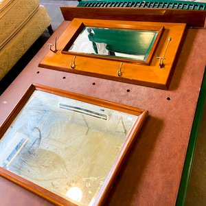 Lote anterior: Colgador de Madera con Espejo y Ganchos