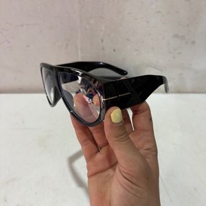 Lentes de Diseño Negros con Estuche Rígido - imagen 3