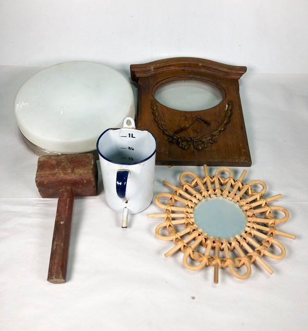 Lote de 5 Piezas: Plafón Vidrio, Martillo Madera, Espejo Circular, Vitrina Madera