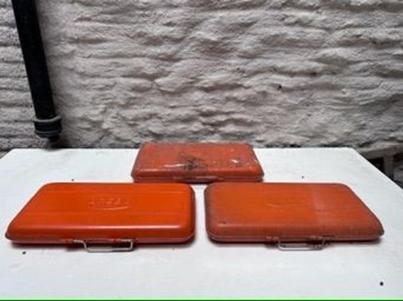 Lote siguiente: Cajas de chapa para llaves en buen estado