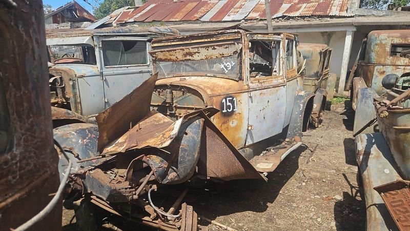 Ford A Cuatro Puertas Antiguo para Restaurar