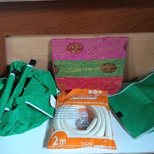 Lote de Bolsos Varios: Cartera India Bordada y Bolsas Verdes Reutilizables - imagen 1