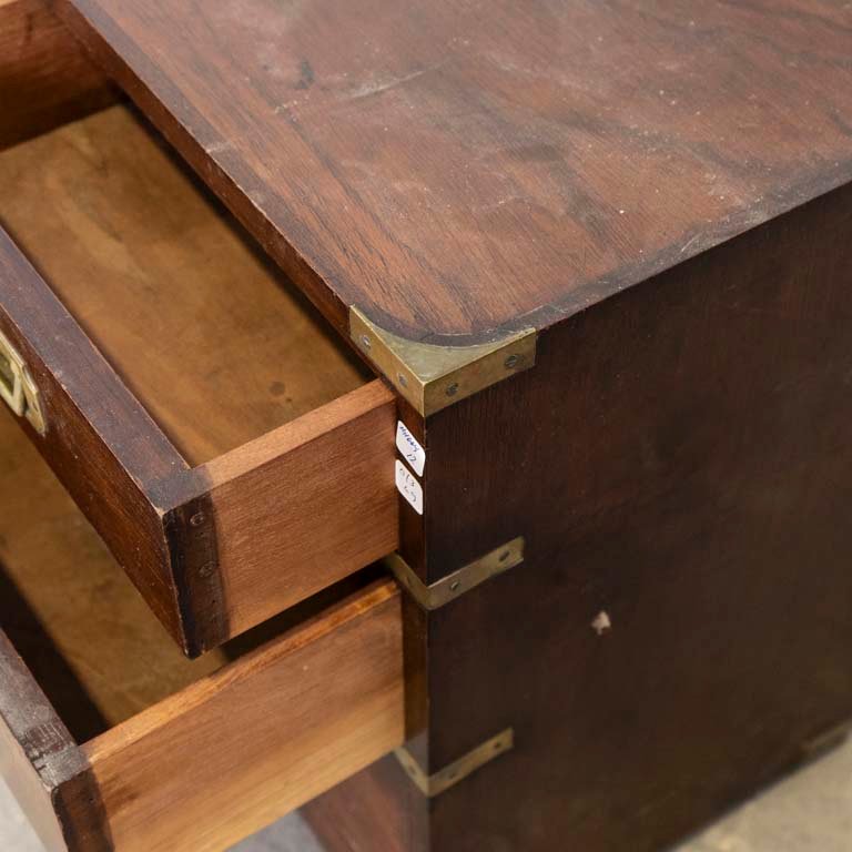 Cajonero de madera con tres cajones y accesorios de bronce - imagen 3