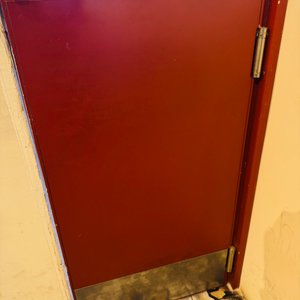 Dos Puertas Vaivén Madera Laqueada con Ojo de Buey y Bajo de Acero Inoxidable - imagen 5