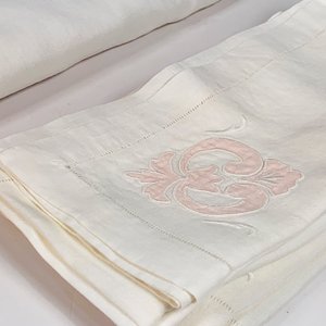Mantel Blanco Hilo Dibujos Arabescos Rosados 230x150 cm - imagen 3