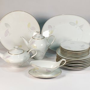 Lote siguiente: Juego de Porcelana Bavaria Heinrich "Grazie" Blanco Hojas - 18 Piezas