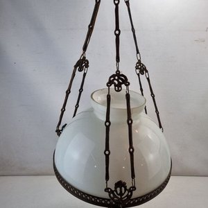 Lámpara Colgante Antigua Estilo con Tulipa Opalina y Estructura Ornamentada - imagen 2