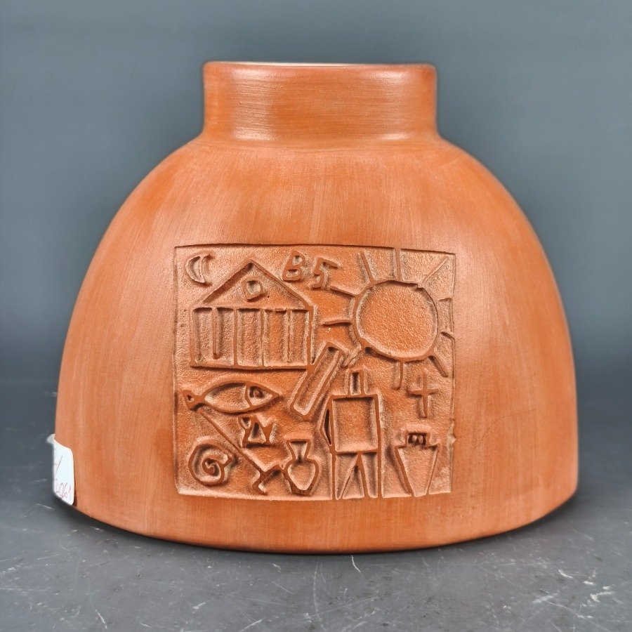 Lote anterior: Vaso cerámico con diseño en relieve 'Juan Pache - Uruguay'