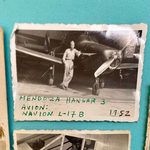 Lote de 6 Fotos Históricas: Piloto de Avión de Combate, Hangar en Mendoza, Aviones Navion L-17B y PT-26-675 - imagen 2