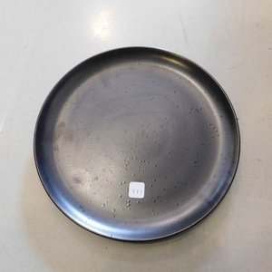 Lote siguiente: Plato de mesa negro