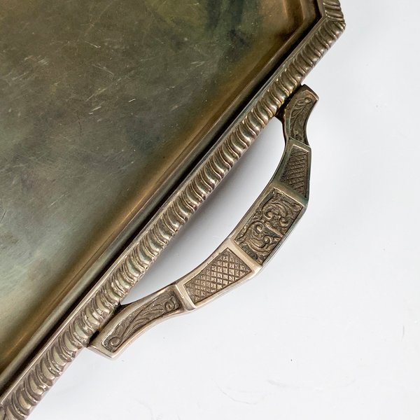 Bandeja de metal con asas grabada, un accesorio útil para el hogar - imagen 2