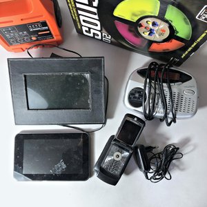 Lote: Cargador Dowen Pagio, Juego Signos 2.0, Radio Digital, Porta Retrato y Celular Motorola - imagen 2