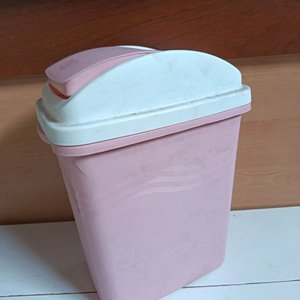 Papelera Rosa con Tapa Blanca y Termo - imagen 2