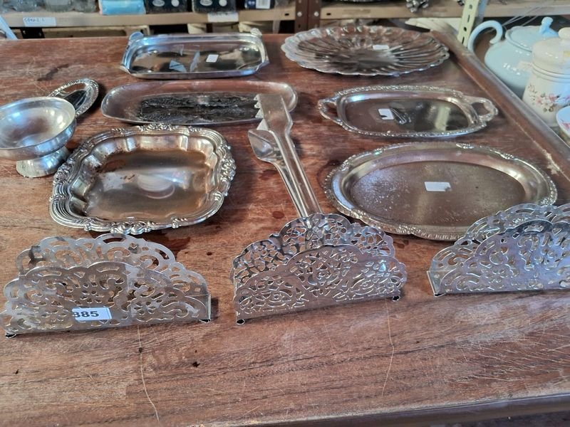 Lote siguiente: Lujosos accesorios de mesa en plata con diseño ornamentado