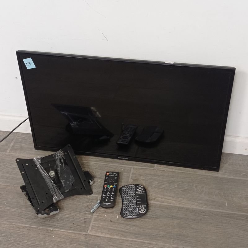 Tv led marca Panasonic de 32 pulgadas con soporte y teclado - imagen 1