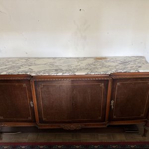 Lote anterior: Aparador Antiguo de Madera con Tapa de Mármol y Detalles Incrustados