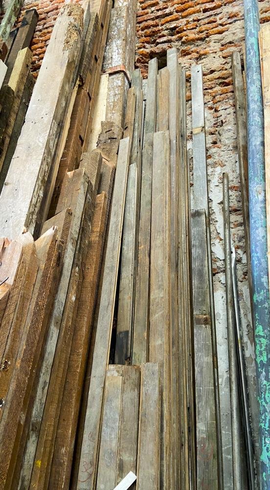 Treinta y dos tablas de pino Brasil para construcción