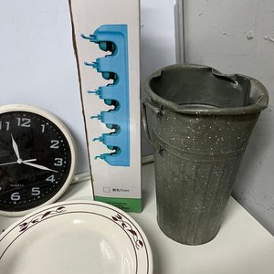 Lote Variado: Canasta Mimbre, Platos Blancos, Reloj Pared, Bandejas Loza, Corazón Luz y Más - imagen 6