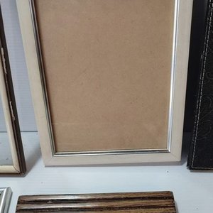 Lote de 8 Portarretratos Modernos de Madera y Cuero Sintético - imagen 3