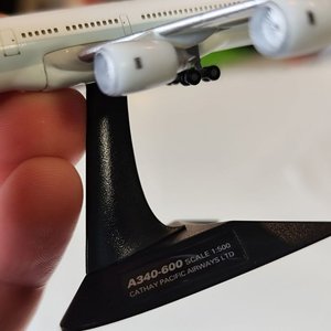 Maqueta Avión Airbus A340-600 Cathay Pacific Escala 1/500 con Base - imagen 4