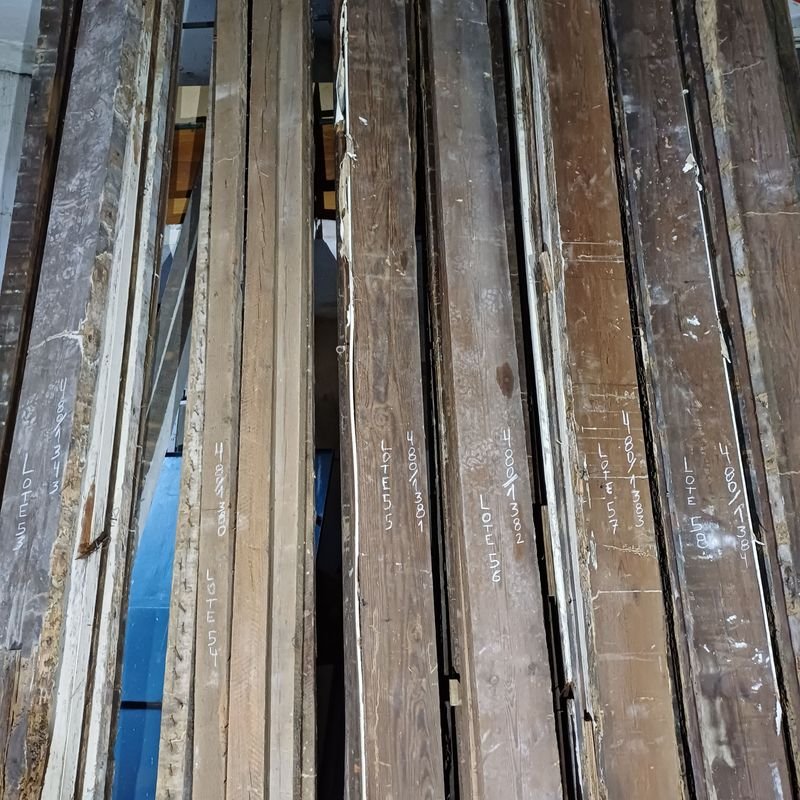Seis tirantes de pinotea con rastros de polilla para decoración - imagen 3
