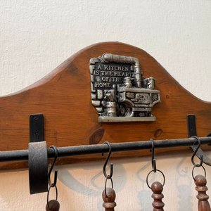 Colgador de Pared Rústico con Utensilios de Cocina en Madera y Cobre - imagen 4