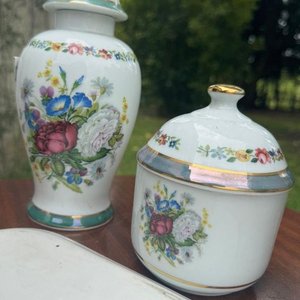 1 juego en porcelana española V.P compuesto por 2 jarrones tipo potiche y 1 alajero con tapa. Su diseño es fino y elegante con montivos florales y guardas al rededor de las piezas montadas sobre un platillo (24 y 13 las medidas) - imagen 3