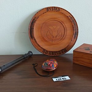 Lote siguiente: Lote de Recuerdos de Viaje: Plato Tallado, Ocarina y Caja Alhajera
