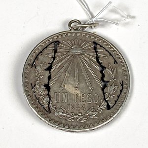 Medalla Religiosa Virgen de Guadalupe sobre Moneda Mexicana "Un Peso" 1944 - imagen 4