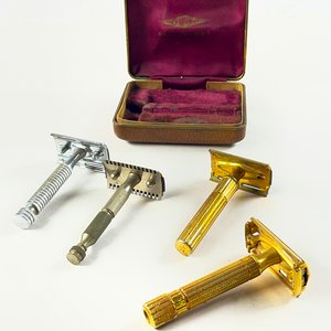 Estuche con Cuatro Máquinas de Afeitar Antiguas - imagen 3
