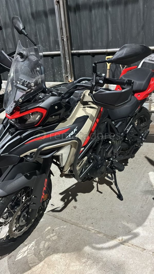 Motocicleta Benelli TRK 502 X Negra y Beige
