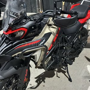 Lote siguiente: Motocicleta Benelli TRK 502 X Negra y Beige