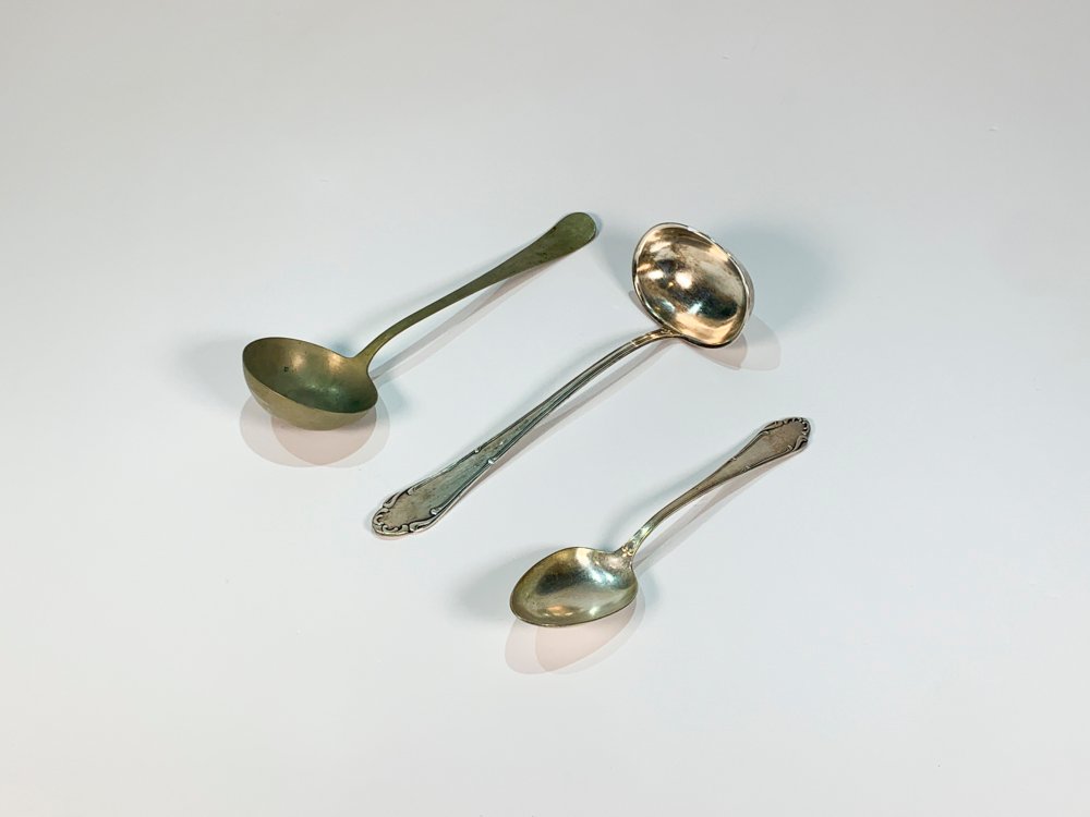 Tres Cucharones Metálicos de Diferentes Diseños