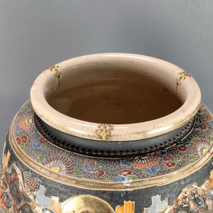 Jarrón Satsuma con Diseños en Relieve y Figuras Orientales - imagen 8