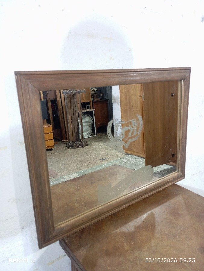 Espejo Rectangular con Marco de Madera y Grabado de Caballos y Herradura