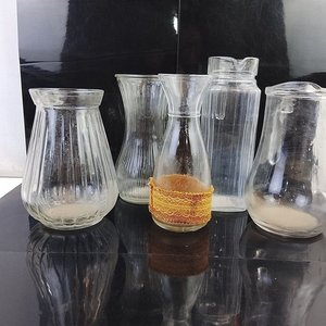 Lote siguiente: Conjunto de 5 Piezas Decorativas de Vidrio: Floreros y Jarra