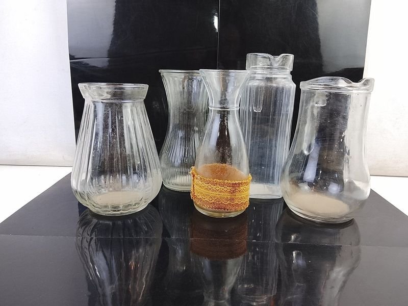 Conjunto de 5 Piezas Decorativas de Vidrio: Floreros y Jarra
