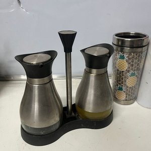 Escurridor de metal marrón con aceitera, vinagrera y 7 botellas/termos - imagen 4