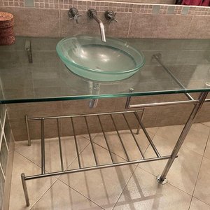 Lote siguiente: LOTE DESTACADO-Mesada de Baño de Vidrio con 2 Bachas / Base Acero Inoxidable con estante y soporte para toalla.