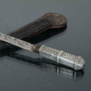 Cuchillo de Metal con Mango Decorado y Vaina de Cuero - imagen 2